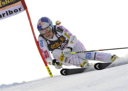 Lindsey Vonn of the U.S. clears a gate during the first run of the World Cup Women's Giant Slalom race in Maribor, January 26, 2013. REUTERS Lindsey Vonn of the U.S. clears a gate during the first run of the World Cup Women's Giant Slalom race in Maribor, January 26, 2013. REUTERS