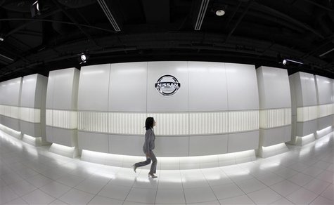 A Nissan Motor showroom employee walks past the company logo at its headquarters in Tokyo January 15, 2009. REUTERS/Kim Kyung-Hoon A Nissan Motor showroom employee walks past the company logo at its headquarters in Tokyo January 15, 2009. REUTERS/Kim Kyung-Hoon