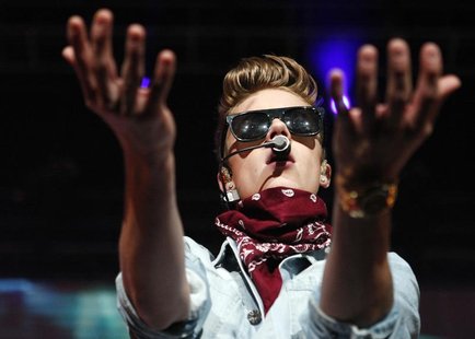 Justin Bieber performs at the Jingle Ball 2012 in Atlanta, Georgia December 12, 2012. REUTERS/Tami Chappell Justin Bieber performs at the Jingle Ball 2012 in Atlanta, Georgia December 12, 2012. REUTERS/Tami Chappell