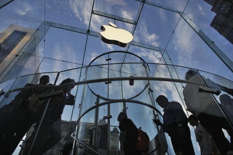 Customers visit the Apple store on 5th Avenue in New York, September 19, 2012. REUTERS/Eduardo Munoz Customers visit the Apple store on 5th Avenue in New York, September 19, 2012. REUTERS/Eduardo Munoz