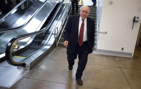 Senator Carl Levin, (D-MI), walks on Capitol Hill in Washington November 13, 2012. REUTERS/Joshua Roberts Senator Carl Levin, (D-MI), walks on Capitol Hill in Washington November 13, 2012. REUTERS/Joshua Roberts