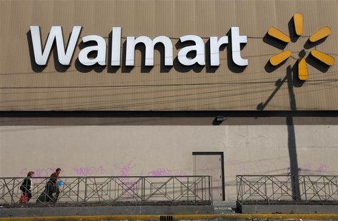 Two people walk outside a Wal-Mart store in Mexico City January 11, 2013. REUTERS/Edgard Garrido Two people walk outside a Wal-Mart store in Mexico City January 11, 2013. REUTERS/Edgard Garrido