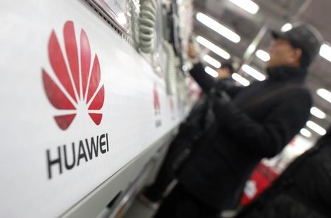 A man looks at a Huawei mobile phone as he shops at an electronic market in Shanghai January 22, 2013. REUTERS/Carlos Barria A man looks at a Huawei mobile phone as he shops at an electronic market in Shanghai January 22, 2013. REUTERS/Carlos Barria