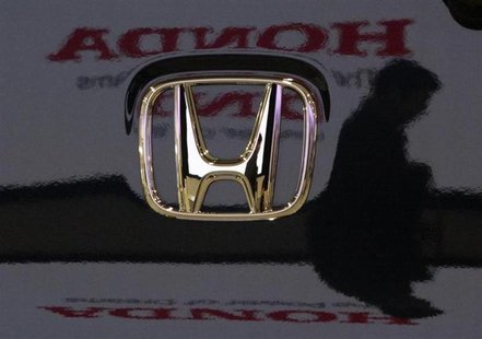 A visitor and the logo of Honda Motor Co are reflected on a Honda car at the company's headquarters in Tokyo January 30, 2009. REUTERS/Toru A visitor and the logo of Honda Motor Co are reflected on a Honda car at the company's headquarters in Tokyo January 30, 2009. REUTERS/Toru