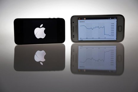 An Apple IPhone 4s and Samsung Galaxy S are seen in this illustration photo in Berlin August 27, 2012. REUTERS/Pawel Kopczynski An Apple IPhone 4s and Samsung Galaxy S are seen in this illustration photo in Berlin August 27, 2012. REUTERS/Pawel Kopczynski