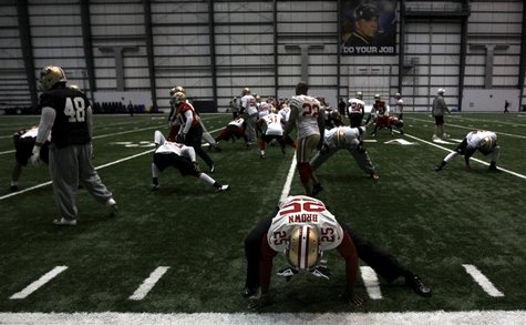San Francisco 49ers cornerback Tarell Brown (25) stretches with the rest of his team before practice for the Super Bowl in New Orleans, Janu San Francisco 49ers cornerback Tarell Brown (25) stretches with the rest of his team before practice for the Super Bowl in New Orleans, Janu