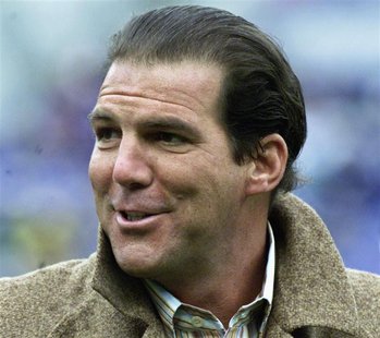 Baltimore Ravens owner Steve Bisciotti is shown on the sidelines in Baltimore, Maryland in January 2, 2005 file photo. REUTERS/Joe Giza/File Baltimore Ravens owner Steve Bisciotti is shown on the sidelines in Baltimore, Maryland in January 2, 2005 file photo. REUTERS/Joe Giza/File