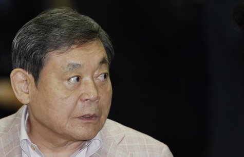 Samsung Electronics chairman Lee Kun-Hee arrives at Gimpo airport in Seoul after he visited several European countries and Japan, May 24, 20 Samsung Electronics chairman Lee Kun-Hee arrives at Gimpo airport in Seoul after he visited several European countries and Japan, May 24, 20