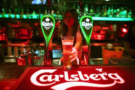 A bartender serves a glass of Carlsberg beer at a bar in Kuala Lumpur, July 4, 2012. REUTERS/David Loh A bartender serves a glass of Carlsberg beer at a bar in Kuala Lumpur, July 4, 2012. REUTERS/David Loh