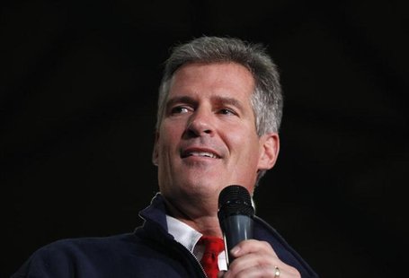 Senator Scott Brown (R-MA) pauses as he addresses supporters during a campaign rally in Wakefield, Massachusetts November 1, 2012. REUTERS/J Senator Scott Brown (R-MA) pauses as he addresses supporters during a campaign rally in Wakefield, Massachusetts November 1, 2012. REUTERS/J