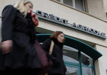 Passers-by walk in front of a branch of French bank Credit Agricole in Marseille February 1, 2013. REUTERS/Jean-Paul Pelissier Passers-by walk in front of a branch of French bank Credit Agricole in Marseille February 1, 2013. REUTERS/Jean-Paul Pelissier