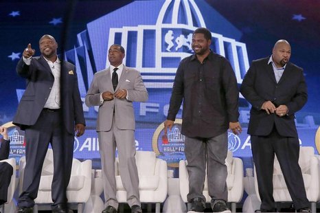 Tampa Bay Buccaneers player Warren Sapp (L), former Minnesota Vikings player Cris Carter (2nd L), former Baltimore Ravens player Jonathan Og Tampa Bay Buccaneers player Warren Sapp (L), former Minnesota Vikings player Cris Carter (2nd L), former Baltimore Ravens player Jonathan Og