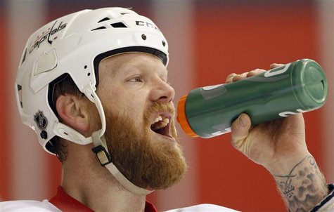 Washington Capitals defenseman John Erskine has a drink as he works out at the team's facility in Arlington, VA, January 8, 2013. REUTERS/Ke Washington Capitals defenseman John Erskine has a drink as he works out at the team's facility in Arlington, VA, January 8, 2013. REUTERS/Ke