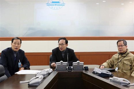 South Korea's President Lee Myung-bak (C) talks with officials at an underground bunker, which is the national crisis management center at t South Korea's President Lee Myung-bak (C) talks with officials at an underground bunker, which is the national crisis management center at t