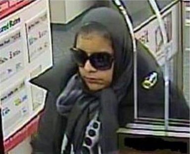 An unknown bank robber is pictured on a surveillance camera inside a bank in Washington, in this February 4, 2013 FBI handout photo. REUTERS An unknown bank robber is pictured on a surveillance camera inside a bank in Washington, in this February 4, 2013 FBI handout photo. REUTERS