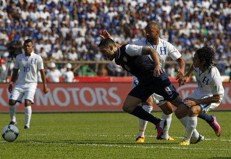Clint Dempsey (L) of the U.S. is challenged by Honduras' Victor Bernardez (C) and Roger Espinoza during their 2014 World Cup qualifying socc Clint Dempsey (L) of the U.S. is challenged by Honduras' Victor Bernardez (C) and Roger Espinoza during their 2014 World Cup qualifying socc