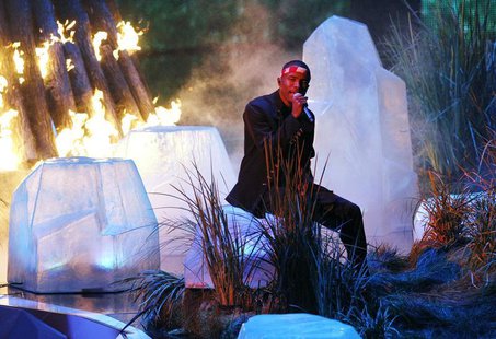 Frank Ocean is bathed in red light as he performs "Thinkin Bout You" during the 2012 MTV Video Music Awards in Los Angeles, September 6, 201 Frank Ocean is bathed in red light as he performs "Thinkin Bout You" during the 2012 MTV Video Music Awards in Los Angeles, September 6, 201