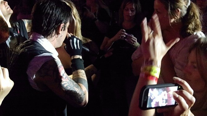 Adam from Three Days Grace gets nice with fans