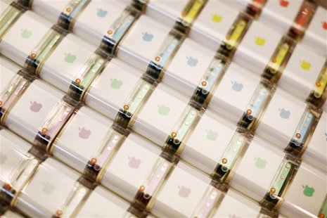 A table of the iPod nano is seen at the Apple Store during Black Friday in San Francisco, California, November 23, 2012. REUTERS/Stephen Lam A table of the iPod nano is seen at the Apple Store during Black Friday in San Francisco, California, November 23, 2012. REUTERS/Stephen Lam