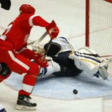 Detroit Red Wings defenseman Jonathan Ericsson scores. REUTERS\Bob Strong Detroit Red Wings defenseman Jonathan Ericsson scores. REUTERS\Bob Strong