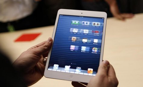 A visitor looks over the new iPad mini at an Apple event in San Jose, California October 23, 2012. REUTERS/Robert Galbraith A visitor looks over the new iPad mini at an Apple event in San Jose, California October 23, 2012. REUTERS/Robert Galbraith