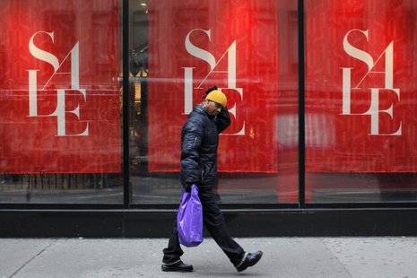 A man walks past a shop while carrying a shopping bag in New York, December 26, 2012. REUTERS/Eduardo Munoz A man walks past a shop while carrying a shopping bag in New York, December 26, 2012. REUTERS/Eduardo Munoz