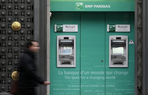 A man walks past an automatic teller outside a BNP Paribas bank in central Paris October 26, 2012. REUTERS/Jacky Naegelen A man walks past an automatic teller outside a BNP Paribas bank in central Paris October 26, 2012. REUTERS/Jacky Naegelen