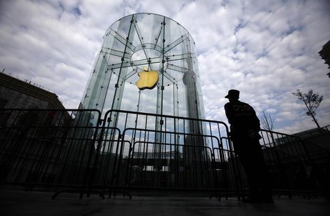 A security guard stands next to an Apple retail store during the release of the iPhone 5 in Shanghai December 14, 2012. REUTERS/Carlos Barri A security guard stands next to an Apple retail store during the release of the iPhone 5 in Shanghai December 14, 2012. REUTERS/Carlos Barri