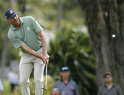 Matt Kuchar of the U.S. chips onto the fourth green during the third round of the Sony Open golf tournament in Honolulu, Hawaii January 12, Matt Kuchar of the U.S. chips onto the fourth green during the third round of the Sony Open golf tournament in Honolulu, Hawaii January 12,
