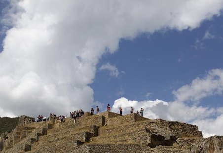 Tourists visit the Inca citadel of Machu Picchu in Cuzco August 21, 2012. REUTERS/Claudia Daut Tourists visit the Inca citadel of Machu Picchu in Cuzco August 21, 2012. REUTERS/Claudia Daut