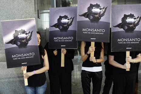 Greenpeace activists hold placards during a demonstration at Monsanto company offices in Mexico City October 16, 2012. REUTERS/Tomas Bravo Greenpeace activists hold placards during a demonstration at Monsanto company offices in Mexico City October 16, 2012. REUTERS/Tomas Bravo