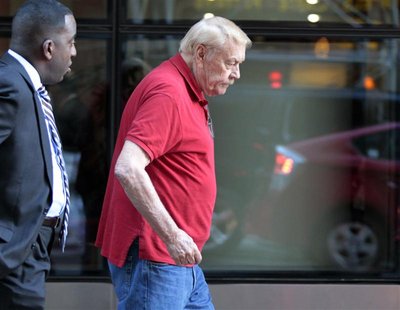Los Angeles Lakers owner Jerry Buss leaves following NBA labor meetings in New York October 4, 2011. REUTERS/Brendan McDermid Los Angeles Lakers owner Jerry Buss leaves following NBA labor meetings in New York October 4, 2011. REUTERS/Brendan McDermid