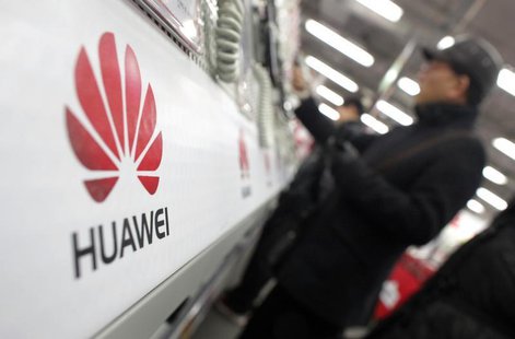 A man looks at a Huawei mobile phone as he shops at an electronic market in Shanghai January 22, 2013. REUTERS/Carlos Barria A man looks at a Huawei mobile phone as he shops at an electronic market in Shanghai January 22, 2013. REUTERS/Carlos Barria