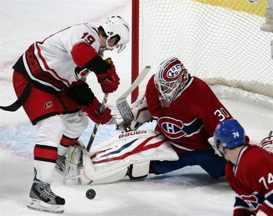 Montreal Canadiens goalie Peter Budaj (30) makes a save against Carolina Hurricanes Jiri Tlusty (19) during first period NHL hockey action i Montreal Canadiens goalie Peter Budaj (30) makes a save against Carolina Hurricanes Jiri Tlusty (19) during first period NHL hockey action i