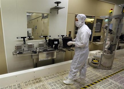 An employee carries a wafer box in a clean room of German semiconductor manufacturer Infineon in Regensburg February 12, 2013. REUTERS/Micha An employee carries a wafer box in a clean room of German semiconductor manufacturer Infineon in Regensburg February 12, 2013. REUTERS/Micha