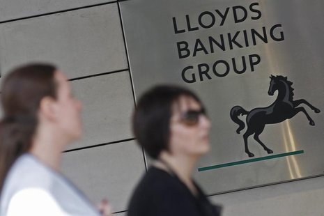 Pedestrians pass the head office of Lloyds Banking Group in central London April 11, 2011. REUTERS/Stefan Wermuth Pedestrians pass the head office of Lloyds Banking Group in central London April 11, 2011. REUTERS/Stefan Wermuth