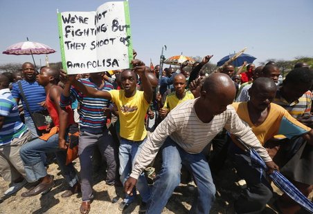File photo of striking platinum miners march near the Anglo-American Platinum (AMPLATS) mine near Rustenburg in South Africa's North West Pr File photo of striking platinum miners march near the Anglo-American Platinum (AMPLATS) mine near Rustenburg in South Africa's North West Pr