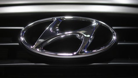 A Hyundai logo is seen on a car at the Paris Mondial de l'Automobile, September 28, 2012. REUTERS/Christian Hartmann A Hyundai logo is seen on a car at the Paris Mondial de l'Automobile, September 28, 2012. REUTERS/Christian Hartmann
