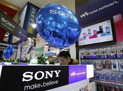 A man looks at Sony Corp products at an electronics store in Tokyo December 25, 2012. REUTERS/Yuriko Nakao A man looks at Sony Corp products at an electronics store in Tokyo December 25, 2012. REUTERS/Yuriko Nakao