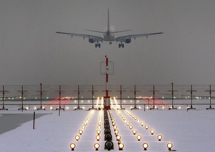 A German Lufthansa plane lands at Munich's international airport early January 25, 2013. REUTERS/Michael Dalder A German Lufthansa plane lands at Munich's international airport early January 25, 2013. REUTERS/Michael Dalder