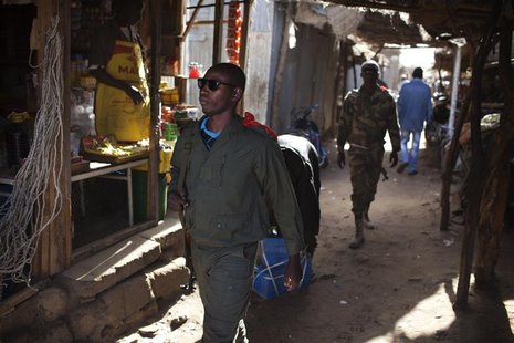 Malian soldiers patrol the main market in Gao February 20, 2013. REUTERS/Joe Penney (MALI - Tags: SOCIETY MILITARY CIVIL UNREST) Malian soldiers patrol the main market in Gao February 20, 2013. REUTERS/Joe Penney (MALI - Tags: SOCIETY MILITARY CIVIL UNREST)