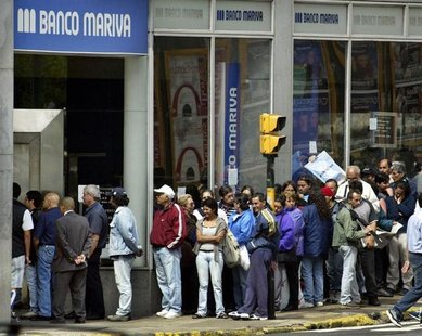 People line up outside a Banco Mariva branch to buy U.S. dollars in the financial district of Buenos Aires, November 15, 2002. REUTERS/Enriq People line up outside a Banco Mariva branch to buy U.S. dollars in the financial district of Buenos Aires, November 15, 2002. REUTERS/Enriq