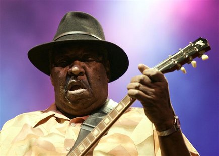 Jazz musician Magic Slim of the U.S performs during the Pontevedra Jazz Festival in northwestern Spain in this July 25, 2007, file photo. RE Jazz musician Magic Slim of the U.S performs during the Pontevedra Jazz Festival in northwestern Spain in this July 25, 2007, file photo. RE