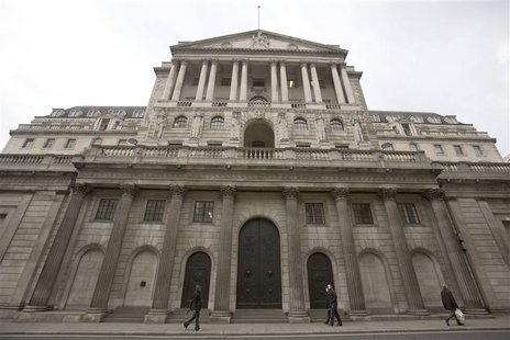 Pedestrians walk past the Bank of England in the City of London February 23, 2013. REUTERS/Neil Hall Pedestrians walk past the Bank of England in the City of London February 23, 2013. REUTERS/Neil Hall