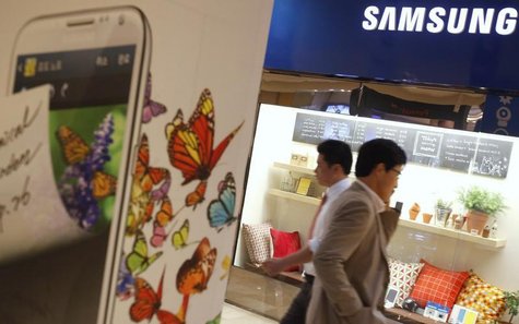 People walk at a Samsung Electronics store in the Gangnam area in Seoul October 22, 2012. REUTERS/Kim Hong-Ji People walk at a Samsung Electronics store in the Gangnam area in Seoul October 22, 2012. REUTERS/Kim Hong-Ji