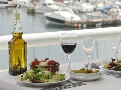 Food is seen on a table at a restaurant at the port of El Masnou, near Barcelona May 16, 2008. REUTERS/Albert Gea Food is seen on a table at a restaurant at the port of El Masnou, near Barcelona May 16, 2008. REUTERS/Albert Gea