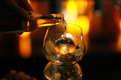 An "ultimate gin & tonic" is mixed at The Bazaar bar at the SLS hotel in Beverly Hills, California December 10, 2008. REUTERS/Mario Anzuoni An "ultimate gin & tonic" is mixed at The Bazaar bar at the SLS hotel in Beverly Hills, California December 10, 2008. REUTERS/Mario Anzuoni