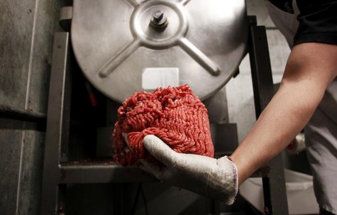 Butcher Brett Marley holds the freshly ground beef at Casey's Market in Western Springs, Illinois, April 25, 2012. REUTERS/Jeff Haynes Butcher Brett Marley holds the freshly ground beef at Casey's Market in Western Springs, Illinois, April 25, 2012. REUTERS/Jeff Haynes