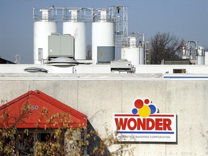 A bakery outlet is still open for business in front of the now-closed Wonder Bread bakery in Lenexa, Kansas, November 16, 2012. REUTERS/Dave A bakery outlet is still open for business in front of the now-closed Wonder Bread bakery in Lenexa, Kansas, November 16, 2012. REUTERS/Dave