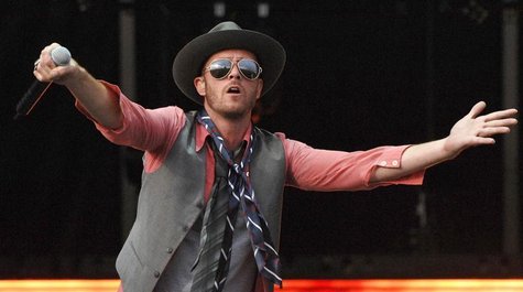 Scott Weiland of the band Stone Temple Pilots performs at Virgin Mobile Festival in Baltimore August 10, 2008. REUTERS/Bill Auth Scott Weiland of the band Stone Temple Pilots performs at Virgin Mobile Festival in Baltimore August 10, 2008. REUTERS/Bill Auth